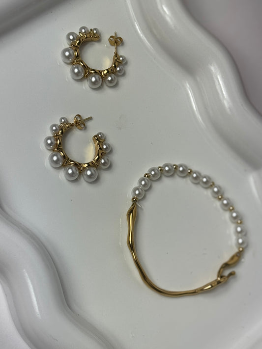 Pearl bracelet and earrings set